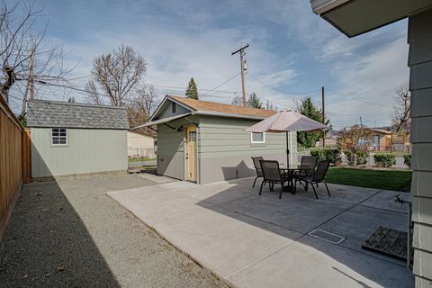 Tiny photo for 512 SE 10th Street, Grants Pass, OR 97526 (MLS # 220217258)