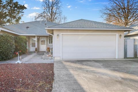 Photo of 533 Brittni Lane, Central Point, OR 97502 (MLS # 220215596)