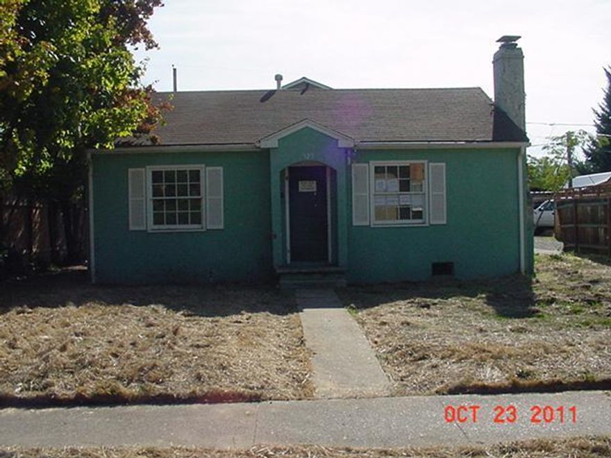 Great investor property. Two single family homes, 2 beds, 1 bath & 776 sq ft 525. 527 has 3 beds, 1-1/2 bath & is 1200 sq ft. 527 is a two-story home, spacious layout. Upstairs has all 3 bedrooms and 1 bath, 1/2 bath downstairs. 525 is single story, smaller home but lots of potential. Purchase this property for as little as 3% down. Property is approved for HomePath Renovation Mortgage Financing.