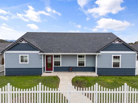 Photo of 628 Barton Road, Eagle Point, OR 97524 (MLS # 220219326)