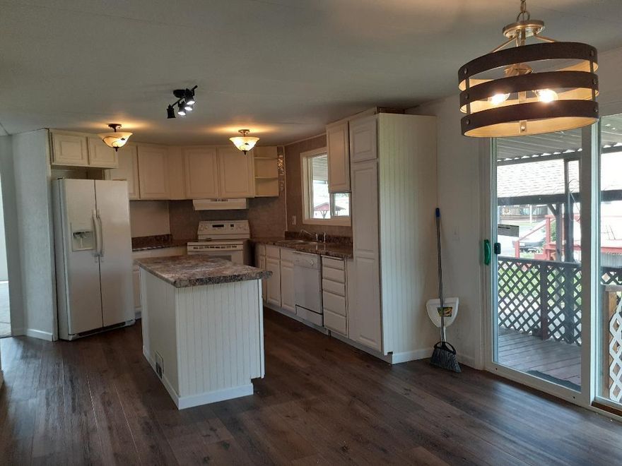 Updated 1978, 2/2 with remodeled kitchen, new laminate and carpeting. Laundry rm with washer/dryer.  LOW space rent of approx 426. month inc water, sewer, garbage. Park has FREE boat and RV storage and picnic grounds. Great location right off I-5 and close to shopping. This park is clean with friendly park mgmt.