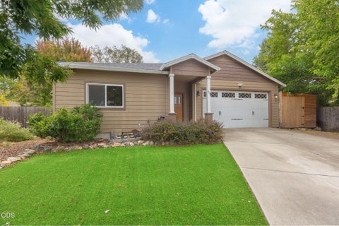Photo of 113 Chelsea Court, Phoenix, OR 97535 (MLS # 220228901)