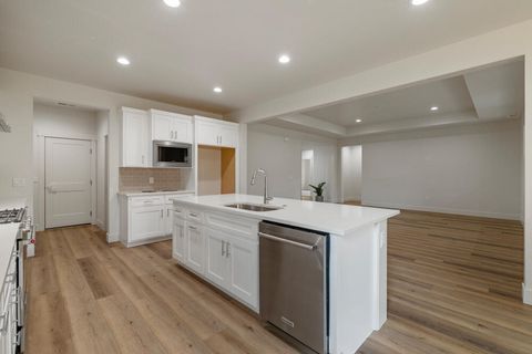 Tiny photo for 1211 Vine Maple Drive, Klamath Falls, OR 97601 (MLS # 220215634)