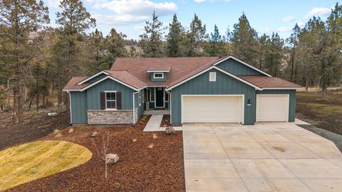 Photo of 1211 Vine Maple Drive, Klamath Falls, OR 97601 (MLS # 220215634)