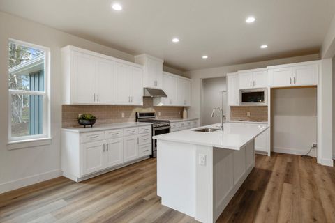 Tiny photo for 1211 Vine Maple Drive, Klamath Falls, OR 97601 (MLS # 220215634)