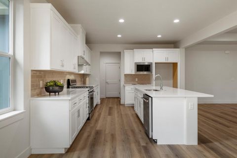 Tiny photo for 1211 Vine Maple Drive, Klamath Falls, OR 97601 (MLS # 220215634)