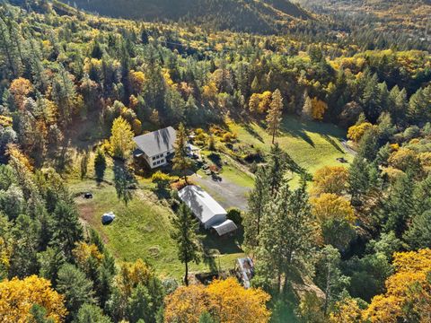 Tiny photo for 827 Summit Loop, Grants Pass, OR 97527 (MLS # 220211482)