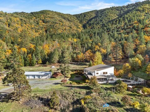 Tiny photo for 827 Summit Loop, Grants Pass, OR 97527 (MLS # 220211482)