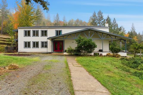 Tiny photo for 827 Summit Loop, Grants Pass, OR 97527 (MLS # 220211482)