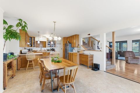 Tiny photo for 827 Summit Loop, Grants Pass, OR 97527 (MLS # 220211482)