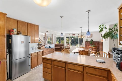 Tiny photo for 827 Summit Loop, Grants Pass, OR 97527 (MLS # 220211482)