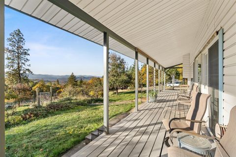 Tiny photo for 827 Summit Loop, Grants Pass, OR 97527 (MLS # 220211482)