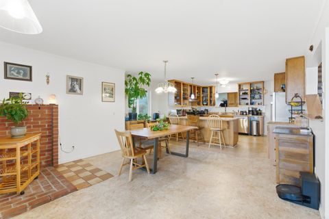 Tiny photo for 827 Summit Loop, Grants Pass, OR 97527 (MLS # 220211482)