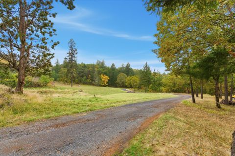 Tiny photo for 827 Summit Loop, Grants Pass, OR 97527 (MLS # 220211482)