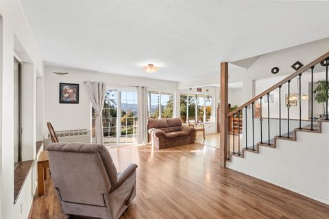 Tiny photo for 827 Summit Loop, Grants Pass, OR 97527 (MLS # 220211482)