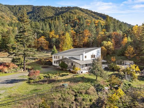 Tiny photo for 827 Summit Loop, Grants Pass, OR 97527 (MLS # 220211482)