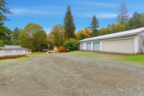 Tiny photo for 827 Summit Loop, Grants Pass, OR 97527 (MLS # 220211482)