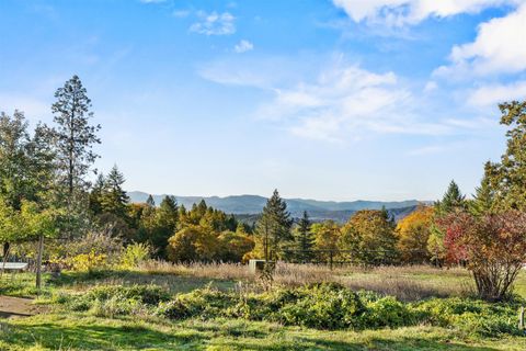 Tiny photo for 827 Summit Loop, Grants Pass, OR 97527 (MLS # 220211482)