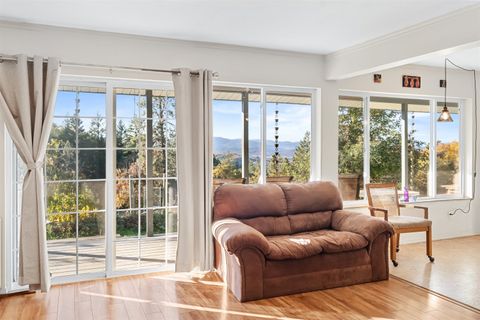 Tiny photo for 827 Summit Loop, Grants Pass, OR 97527 (MLS # 220211482)