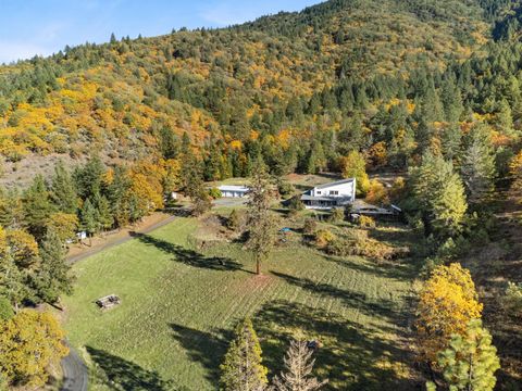 Tiny photo for 827 Summit Loop, Grants Pass, OR 97527 (MLS # 220211482)