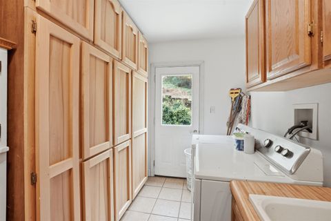 Tiny photo for 827 Summit Loop, Grants Pass, OR 97527 (MLS # 220211482)