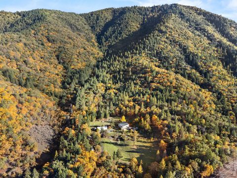 Tiny photo for 827 Summit Loop, Grants Pass, OR 97527 (MLS # 220211482)