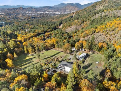 Tiny photo for 827 Summit Loop, Grants Pass, OR 97527 (MLS # 220211482)