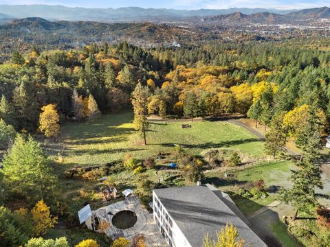 Tiny photo for 827 Summit Loop, Grants Pass, OR 97527 (MLS # 220211482)