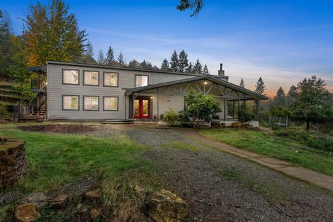 Photo of 827 Summit Loop, Grants Pass, OR 97527 (MLS # 220211482)