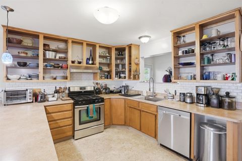 Tiny photo for 827 Summit Loop, Grants Pass, OR 97527 (MLS # 220211482)