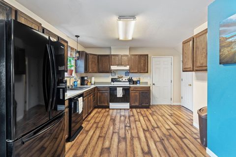 Tiny photo for 1110 SW Bridge Street, Grants Pass, OR 97526 (MLS # 220212838)