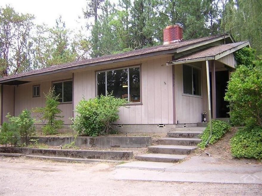 Rogue River home. Needs lots of TLC.