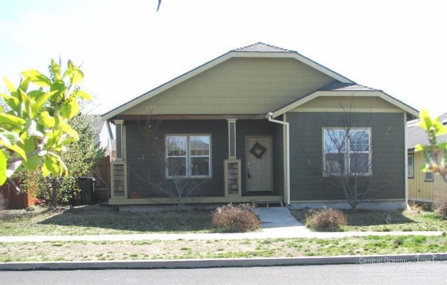 Nice craftsman style home. Great area near shopping and schools. 9' ceilings, gas fireplace in LvRm, large kitchen w/pantry, separate utility room, Master bedroom w/walk in closet, Master bath w/soaking tub.Fenced yard, Nice 2 car garage with alley entrance.