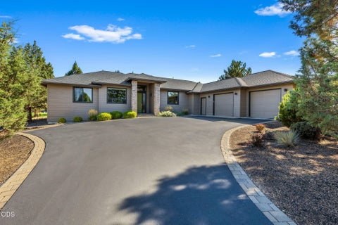 Photo of 704 Golden Pheasant Drive, Redmond, OR 97756 (MLS # 220229659)