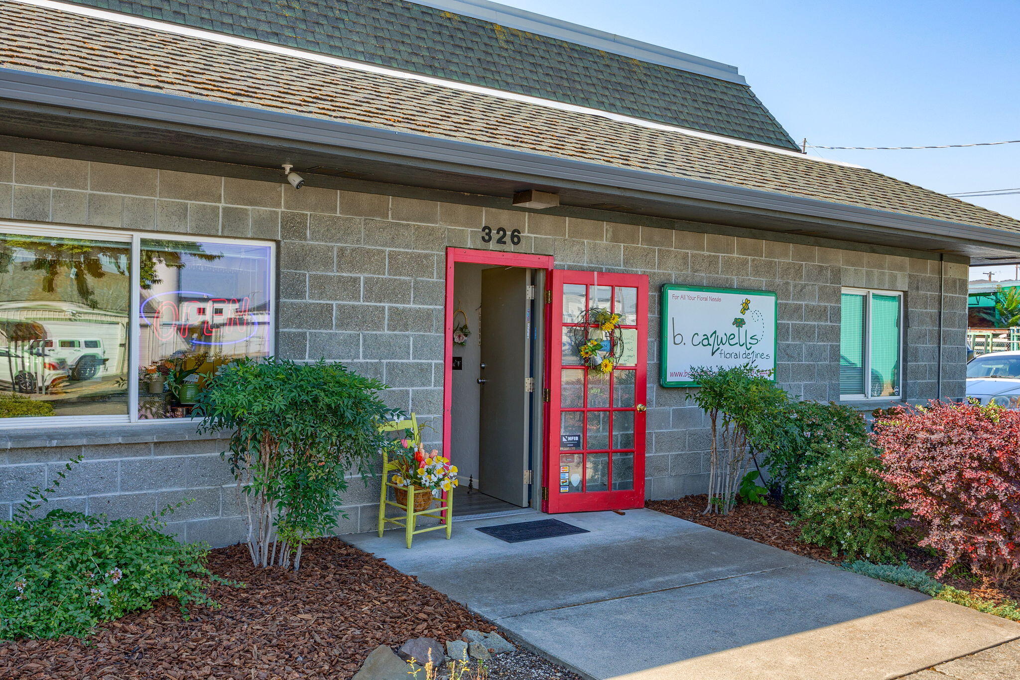 Main image without alt text