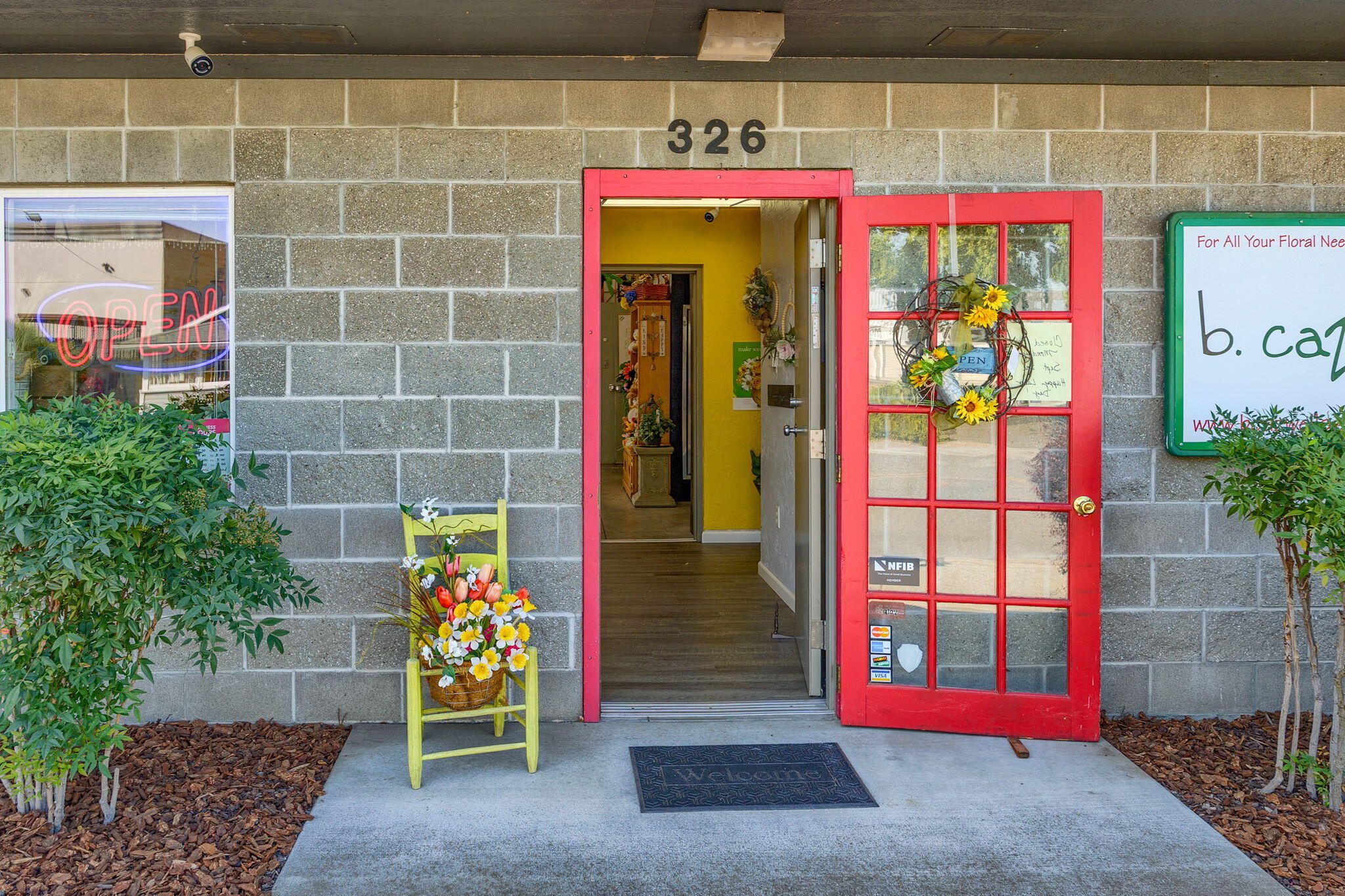 Main image without alt text