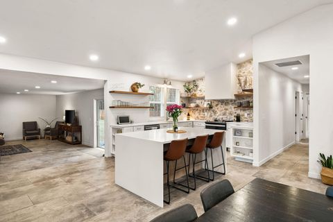 Tiny photo for 60059 Turquoise Road, Bend, OR 97702 (MLS # 220215637)