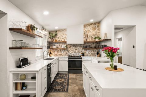 Tiny photo for 60059 Turquoise Road, Bend, OR 97702 (MLS # 220215637)