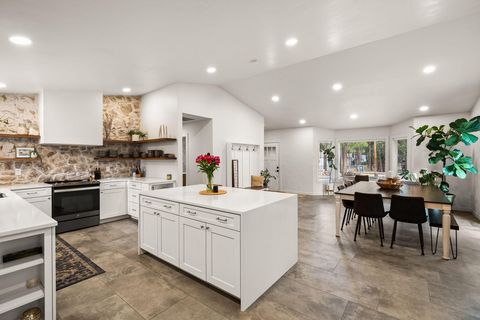 Tiny photo for 60059 Turquoise Road, Bend, OR 97702 (MLS # 220215637)