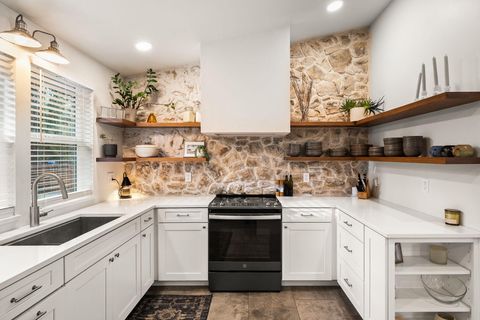 Tiny photo for 60059 Turquoise Road, Bend, OR 97702 (MLS # 220215637)