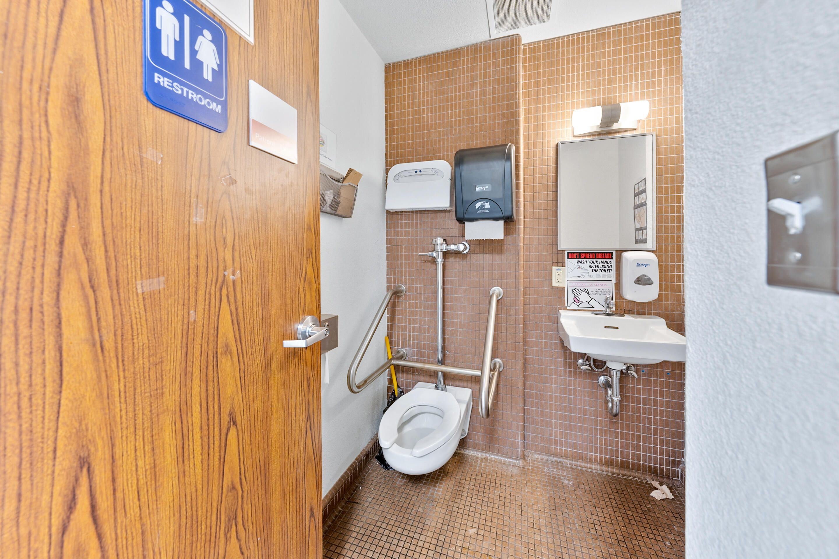 Main image without alt text