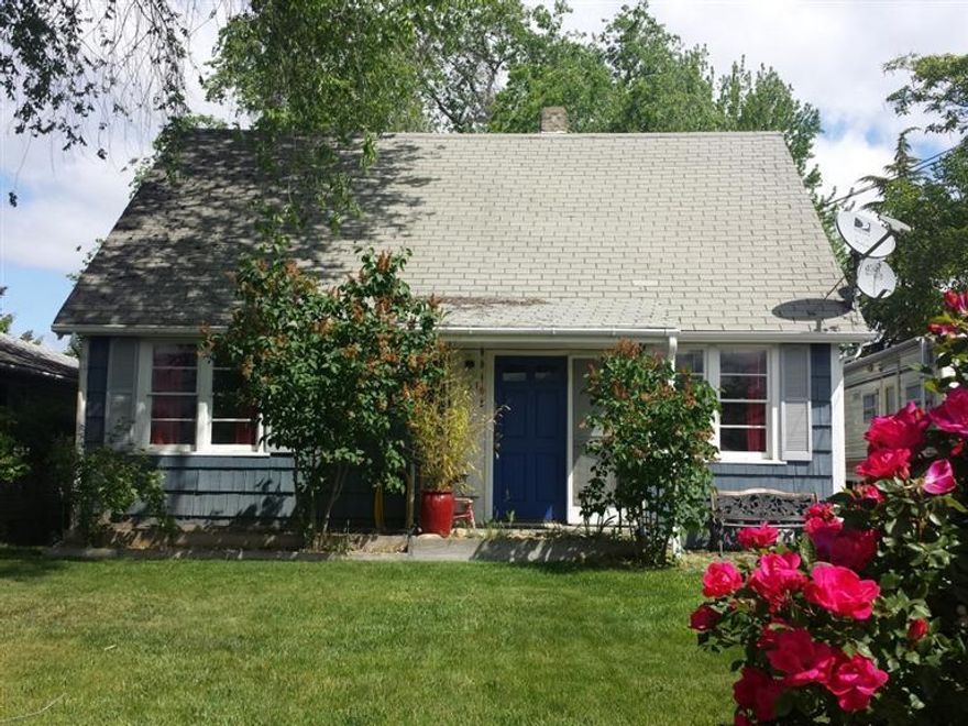 Beautiful and cozy 3 bedroom, 1 bath home in East Medford. Lots and lots of built-ins throughout. Ceiling fans in every room, vaulted ceilings and surround sound in the living room are some of the perks to this boutique home! Nice sized front yard and fully fenced backyard. One car detached garage, can be used as shop. Lots of parking, fit your boat or RV and other vehicles.