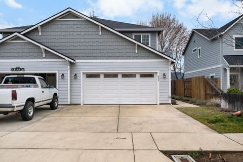 Photo of 679 Kaitlin Lane, Medford, OR 97501 (MLS # 220215862)