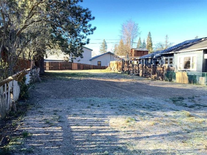 Build your dream home or investment property here! Only a few blocks from the footbridge at Drake Park, this .12 acre RM zoned lot is ripe with opportunities! Flat and easy to build on, PLUS, comes with a big SDC credit for the buyer. With the very limited supply of rare Westside Lots, don't let this one slip away!