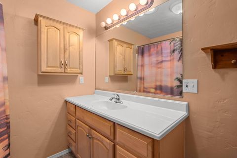 Tiny photo for 300 NE Mead Street, Grants Pass, OR 97526 (MLS # 220212531)