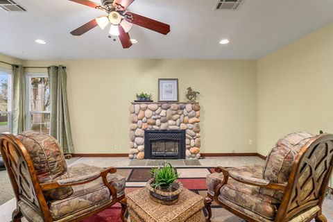 Tiny photo for 300 NE Mead Street, Grants Pass, OR 97526 (MLS # 220212531)