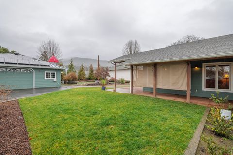 Tiny photo for 300 NE Mead Street, Grants Pass, OR 97526 (MLS # 220212531)