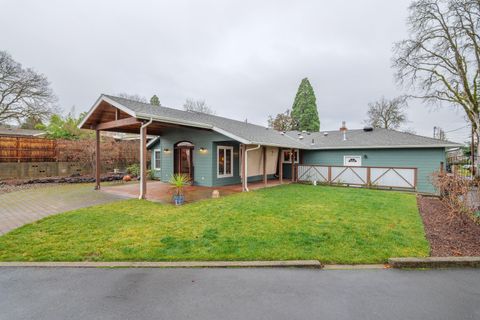 Tiny photo for 300 NE Mead Street, Grants Pass, OR 97526 (MLS # 220212531)