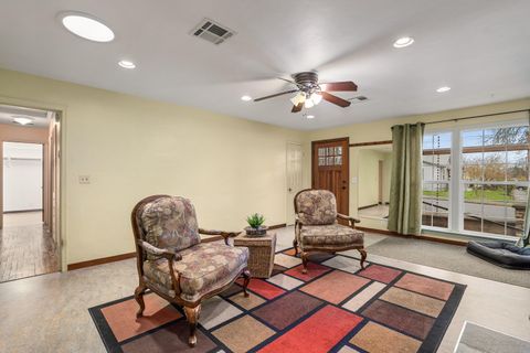 Tiny photo for 300 NE Mead Street, Grants Pass, OR 97526 (MLS # 220212531)