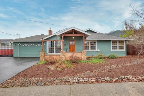 Photo of 300 NE Mead Street, Grants Pass, OR 97526 (MLS # 220212531)